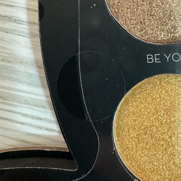 Minnie Mouse Eyeshadow Palette - Picture 8 of 10